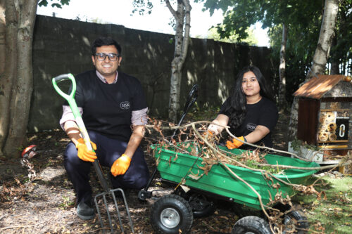 Two sisk volunteers